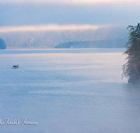 fileadmin/roha/images_galerie/orte_landschaft/Berchtesgaden/Koenigssee/BGD-KOE-SCHIFF-0016-D-roha-Berchtesgaden-Koenigsee-Bartholomae-Schifffahrt-Herbst-Nebel.png