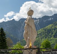 fileadmin/roha/images_galerie/orte_landschaft/Grossgmain/GROSSG-MAD-0029-D-roha-Grossgmain-Maria-Brunnen.png