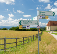 fileadmin/roha/images_galerie/orte_landschaft/Waging/LANDS-TACH-COL-0001-D-roha-Landschaft-Tachinger-See-St-Coloman-Wegweiser-Radweg.png