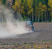 fileadmin/roha/images_galerie/Landwirtschaft/LANDW-MASCH-MAIS-0010-1-D-roha-Landwirtschaft-Maschinen-Arbeit-Mais-saehen.png