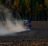 fileadmin/roha/images_galerie/Landwirtschaft/LANDW-MASCH-MAIS-0010-1-D-roha-Landwirtschaft-Maschinen-Arbeit-Mais-saehen.png