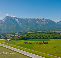 fileadmin/roha/images_galerie/orte_landschaft/Salzburg/Gaisberg-Flughafen-Wals/SA-FLUG-0008-D-roha-Salzburg-Flughafen-Flugzeug-Berge-Untersberg-Flugaufnahme.png