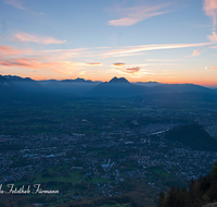 fileadmin/roha/images_galerie/orte_landschaft/Salzburg/Gaisberg-Flughafen-Wals/SA-GAISB-PAN-0005-D-roha-Salzburg-Gaisberg-Panorama-Untersberg-Hochstaufen-Teisenberg-Sonnenuntergang.png