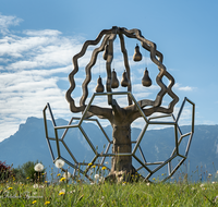 fileadmin/roha/images_galerie/orte_landschaft/Salzburg/Gaisberg-Flughafen-Wals/SA-WALS-BIRN-0052-D-roha-Salzburg-Wals-Birnbaum-Skulptur.png