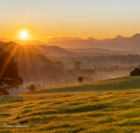 fileadmin/roha/images_galerie/stimmung-Sonne/Sonnenaufgang/SO-AU-SURT-0022-0701-01-D-roha-Sonnenaufgang-Surtal-Teisendorf-Oberteisendorf.png