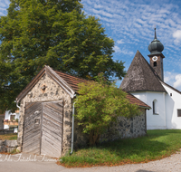 fileadmin/roha/images_galerie/orte_landschaft/Teisendorf/TEI-HOLZ-FFW-0003-D-roha-Teisendorf-Holzhausen-Feuerwehrhaus-Linde.png