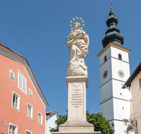 fileadmin/roha/Interessantes-in-Kurzform/ab-4-2021/WAG-0030-D-roha-Waging-am-See-Markt-Platz-Fassade-Mariensaeule.png