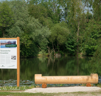 fileadmin/roha/images_galerie/Freizeit-Sport/Wandern/WIENINGER-WEG-EISWEIH-0001-D-roha-Wieninger-Bierwanderweg-Teisendorf-Bank-Eisweiher.png