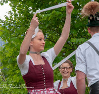 fileadmin/roha/images_galerie/brauchtum/Tracht/BR-TRACH-AUFH-20180501-1603-01-D-roha-Brauchtum-Tracht-Anger-Aufham-Bandltanz.png