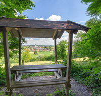 fileadmin/roha/images_galerie/orte_landschaft/Teisendorf/WEGE-TEIS-VERS-BA-0002-D-roha-Weg-Teisendorf-Verschoenerungsweg-Bank.png