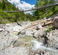 fileadmin/roha/images_galerie/orte_landschaft/Berchtesgaden/Nationalpark_Klausbachtal_Wimbachtal_-Klamm/BGD-NAT-HAENG-0001-01-01-D-roha-Berchtesgaden-Nationalpark-Haengebruecke-Wildbach.png