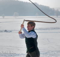 fileadmin/roha/images_galerie/brauchtum/Schnalzen/Schnalzen-Haarmoos/BR-SCHNA-HAARM-EICH-1046-01-D-roha-Brauchtum-Aper-Schnalzen-Haarmoos-Eichet-Schnee-Winter.png