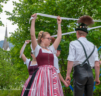 fileadmin/roha/images_galerie/brauchtum/Tracht/BR-TRACH-AUFH-20180501-1603-02-D-M-roha-Brauchtum-Tracht-Anger-Aufham-Bandltanz.png