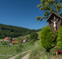 fileadmin/roha/images_galerie/kirche_religion/Anger/KKKM-ANG-WOLF-0001-0-0-7-roha-Wegkreuz-Anger-Wolfertsau-Weg-Strasse-Bank.png