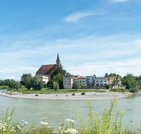 fileadmin/roha/images_galerie/Hintergrund-Download/1920x1080_-_Handy/LAUF-SALZACH-0041-D-roha-Laufen-Salzach-Schleife-Stiftskirche-Blumenwiese.png