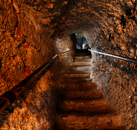 fileadmin/roha/images_galerie/orte_landschaft/Salzburg/St-Peter-Katakomben/SA-KATAK-0008-D-roha-Salzburg-Katakomben-Treppe-Fels.png