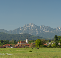 fileadmin/roha/images_galerie/orte_landschaft/Saaldorf/SAAL-0029-D-roha-Saaldorf-Kirche-Zwiebelturm-Hochstaufen-Zwiesel.png