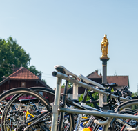 fileadmin/roha/images_galerie/Freizeit-Sport/Triathlon_und_Lauf/SPO-TRIATH-ANG-1638-D-roha-Sport-Triathlon-Rennrad-Anger-Dorfplatz-Mariensaeule.png