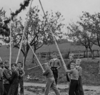 fileadmin/roha/Gautrachtenfest/Bilderglalerie/Teisendorf-Freidling-Maibaum-aufstellen.png