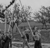 fileadmin/roha/Gautrachtenfest/Bilderglalerie/Teisendorf-Freidling-Maibaum-aufstellen.png