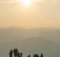 fileadmin/roha/images_galerie/Hintergrund-Download/1920x1080_-_Handy/BGD-KE-SU-0006-M-D-roha-Berchtesgaden-Kehlstein-Haus-Sonnenuntergang-Alpen.png