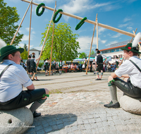 fileadmin/roha/images_galerie/brauchtum/Maibaum/Teisendorf/BR-MAIB-TEI-0055-D-roha-Brauchtum-Maibaum-Teisendorf-Marktplatz-Tracht.png