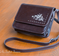 fileadmin/roha/images_galerie/brauchtum/Tracht/Details/BR-TRACH-DETAIL-TA-0002-D-roha-Brauchtum-Tracht-Hand-Tasche-Federkielstickerei.png