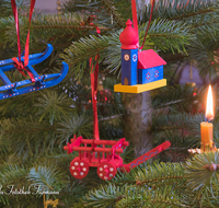 fileadmin/roha/images_galerie/brauchtum/Weihnachten/BR-WEIH-SCHMUCK-0101-D-roha-Brauchtum-Weihnachten-Schmuck-Christbaum-Berchtesgadener-War-Schlitten-Kirche-Leiterwagen.png