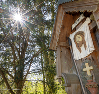 fileadmin/roha/images_galerie/kirche_religion/Teisendorf/KKKM-TEIS-HEIL-HAUPT-0014-D-roha-Wegkreuz-Teisendorf-Heilig-Haupt-Sonne.png