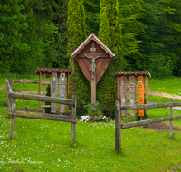 fileadmin/roha/images_galerie/kirche_religion/Teisendorf/KKKM-TEIS-MOOS-0056-D-roha-Wegkreuz-Teisendorf-Moosen-Totenbretter.png