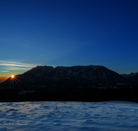 fileadmin/roha/images_galerie/stimmung-Sonne/Sonnenaufgang/SON-AU-JOH-WI-0002-0813-2-D-roha-Sonnenaufgang-Piding-Johannishoegl-Winter-Untersberg.png