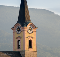 fileadmin/roha/images_galerie/orte_landschaft/Teisendorf/Teisendorf-Markt/TEI-NORD-OST-0003-D-roha-Teisendorf-Kirche-Teisenberg-Kirchturmuhr.png