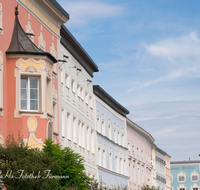 fileadmin/roha/images_galerie/orte_landschaft/Tittmoning/TITTM-0008-02-D-roha-Tittmoning-Stadtplatz-Fassaden.png