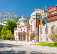 fileadmin/roha/images_galerie/orte_landschaft/Bad_Reichenhall/BAD-REI-KURH-0014-D-roha-Bad-Reichenhall-Altes-Kurhaus-Fassade-Hochstaufen.png