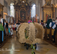 fileadmin/roha/images_galerie/brauchtum/Erntedank-Drischleg/BR-ERNTED-2016-1055-01-D-roha-Brauchtum-Erntedank-Teisendorf-Erntekrone-Kirche.png