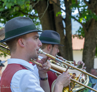 fileadmin/roha/images_galerie/orte_landschaft/Teisendorf/Gaufest-GauverbandI-Freitag14.-Sonntag23.Juli2023/BR-GAUFEST-TEIS-2023-2-1709-1-D-roha-Tracht-Gaufest-Teisendorf-Standkonzert-Musikkapelle.png