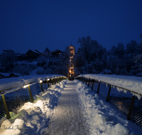 fileadmin/roha/images_galerie/orte_landschaft/Laufen/LAUF-STEG-0017-D-roha-Laufen-Salzach-Europa-Steg-Winter-Nacht.png