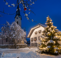 fileadmin/roha/images_galerie/orte_landschaft/Piding/PID-PET-PL-WEIH-0007-D-roha-Piding-Petersplatz-Weihnachten-Christbaum-Nacht.png