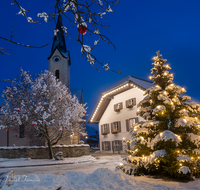 fileadmin/roha/images_galerie/orte_landschaft/Piding/PID-PET-PL-WEIH-0007-D-roha-Piding-Petersplatz-Weihnachten-Christbaum-Nacht.png