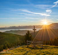 fileadmin/roha/images_galerie/stimmung-Sonne/Sonnenaufgang/SON-AU-STOISS-A-0003-0802-02-D-M-roha-Sonnenaufgang-Stoisser-Alm-Teisenberg.png