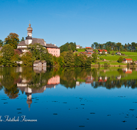 fileadmin/roha/images_galerie/orte_landschaft/Anger/Hoeglwoerth/AN-HOE-0075-D-roha-Anger-Hoeglwoerth-See-Kloster-Spiegelung-Herbst.png