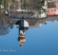 fileadmin/roha/images_galerie/orte_landschaft/Anger/Hoeglwoerth/AN-HOE-0078-03-D-roha-Anger-Hoeglwoerth-See-Kloster-Spiegelung.png