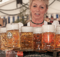 fileadmin/roha/images_galerie/Menschen/BR-PFRI-HOLZ-BIER-0021-D-roha-Brauchtum-Bierzelt-Holzhausen-Bedienung.png