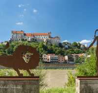 fileadmin/roha/images_galerie/orte_landschaft/Burghausen/BURGH-STADT-KU-0008-D-roha-Burghausen-Brunnen-Kunst-Sternzeichen-Loewe-Jungfrau.png