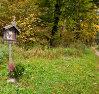 fileadmin/roha/images_galerie/kirche_religion/Tei-Wei-Rosenkranzweg/KKKM-TEI-WEI-ROS-02-0015-D-roha-Wegkreuz-Rosenkranz-Station-Teisendorf-Weildorf-Weg.png