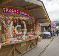 fileadmin/roha/images_galerie/orte_landschaft/Piding/Piding-Feste-Theater-usw/PID-RUP-MARKT-2016-1517-01-D-roha-Piding-Ruperti-Markt-Bude-Lebkuchenherz-Kirche.jpg