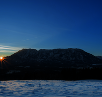 fileadmin/roha/Interessantes-in-Kurzform/ab-1-2025/SON-AU-JOH-WI-0002-0813-2-D-roha-Sonnenaufgang-Piding-Johannishoegl-Winter-Untersberg.png