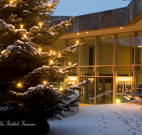 fileadmin/roha/images_galerie/orte_landschaft/Bad_Reichenhall/BAD-REI-KURGAZE-0012-D-roha-Bad-Reichenhall-Kurgastzentrum-Weihnachten-Schnee-Christbaum.png