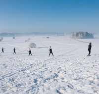 fileadmin/roha/images_galerie/brauchtum/Schnalzen/Schnalzen-Haarmoos/BR-SCHNA-HAARM-EICH-1020-01-D-roha-Brauchtum-Aper-Schnalzen-Haarmoos-Eichet-Schnee-Winter.png