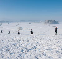 fileadmin/roha/images_galerie/brauchtum/Schnalzen/Schnalzen-Haarmoos/BR-SCHNA-HAARM-EICH-1020-01-D-roha-Brauchtum-Aper-Schnalzen-Haarmoos-Eichet-Schnee-Winter.png